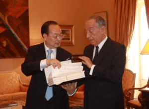 Yang Zhenwu (L), President of People's Daily, presents The Allusions of Xi Jinping to Portuguese President Marcelo Rebelo de Sousa in Lisbon, Portugal, on Tuesday. (Photo: Yang Xuebo from People's Daily) 