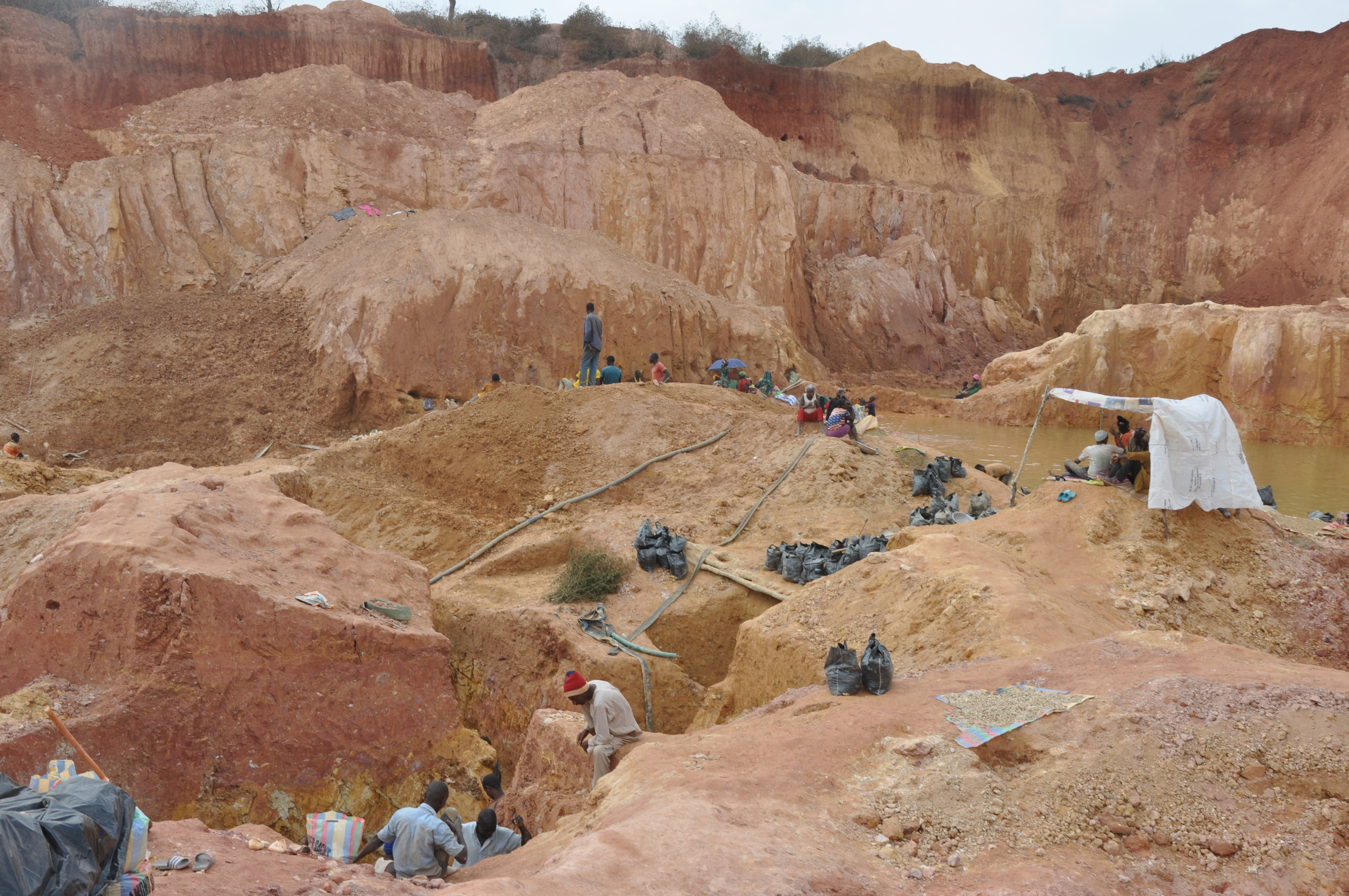 Chinese miners invade Cameroon, exploiting gold without authorization and causing deaths