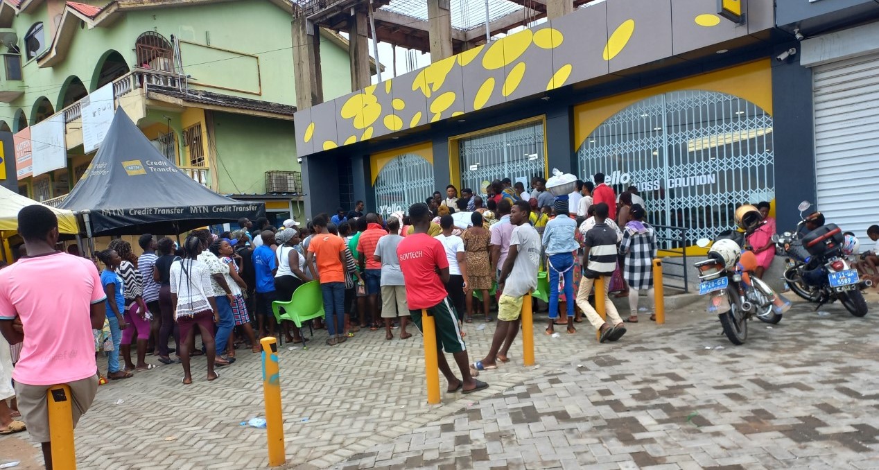 Unhappy?MTN customers besiege office ? 