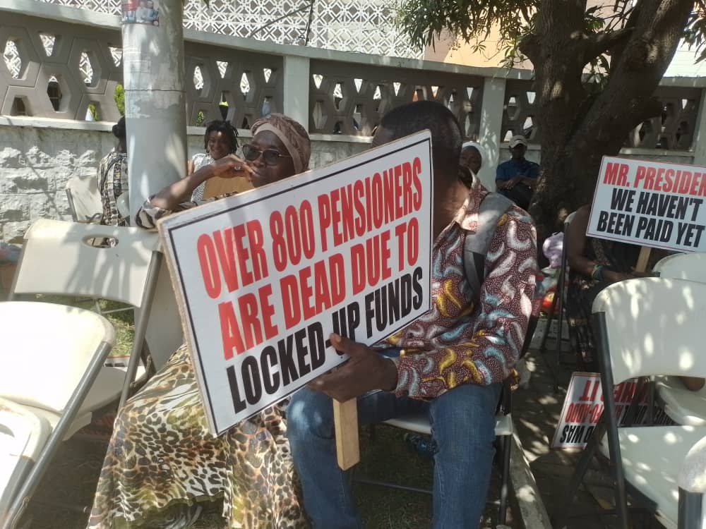 Aggrieved Gold Coast Fund Management customers begin second round of picketing  