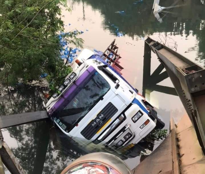 Trailer carrying 600 bags of salt dismantles bridge, plunges into river