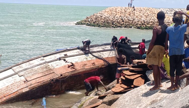 CC4978 Social Boat Wreck Elmina